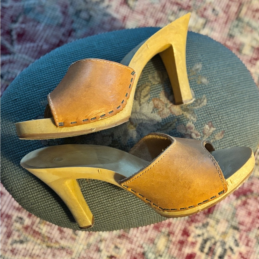 Vintage 1970’s Heeled Clogs Sandals Wood and Leather - Picture 2 of 8